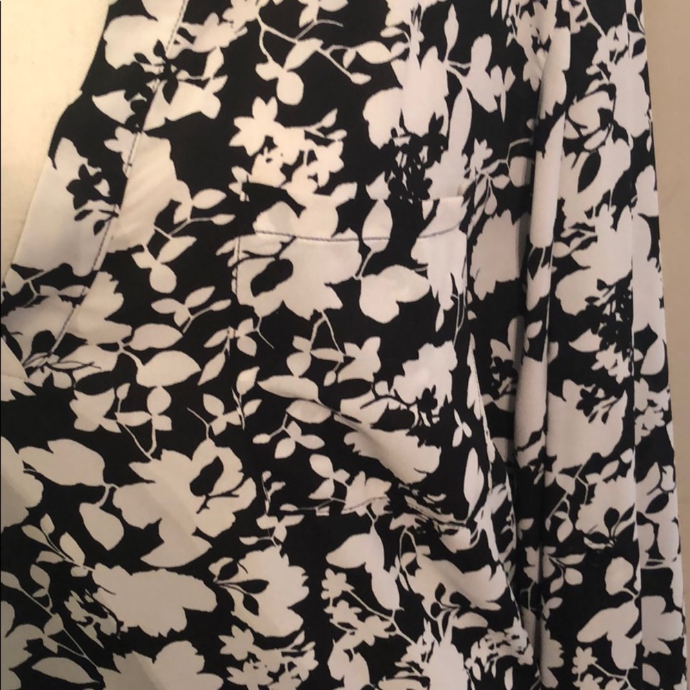 *Black and White Floral Top - Picture 2 of 3